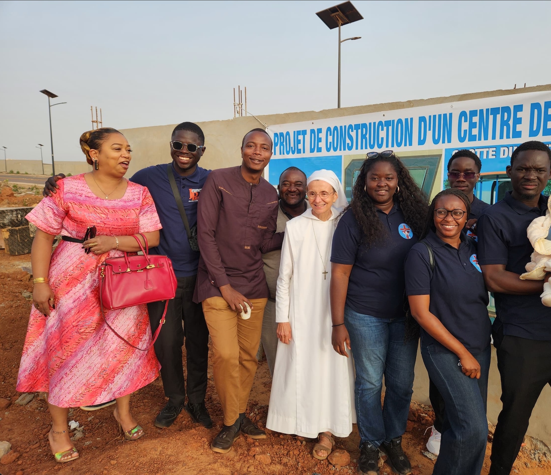 Les Jeunes Pros et une religieuse devant le projet de construction d'un centre