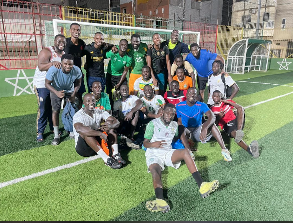Équipe de football Jeunes Pros après un match