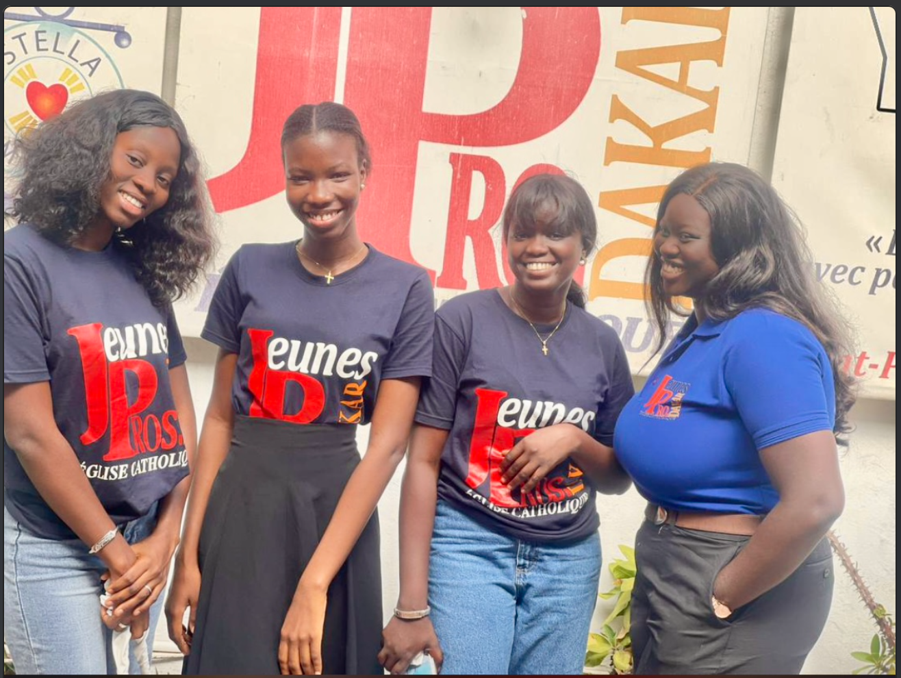 Groupe de femmes Jeunes Pros avec t-shirts JP